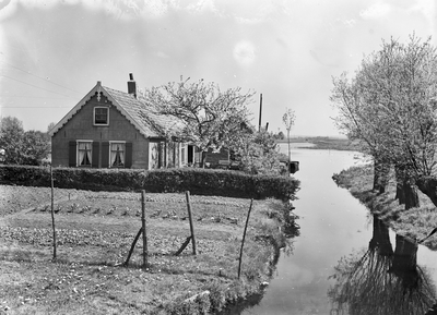 127588 Gezicht op een woning aan het veenplassengebied te Tienhoven.N.B. Tienhoven is in 1956 bij de gemeente Maarssen ...